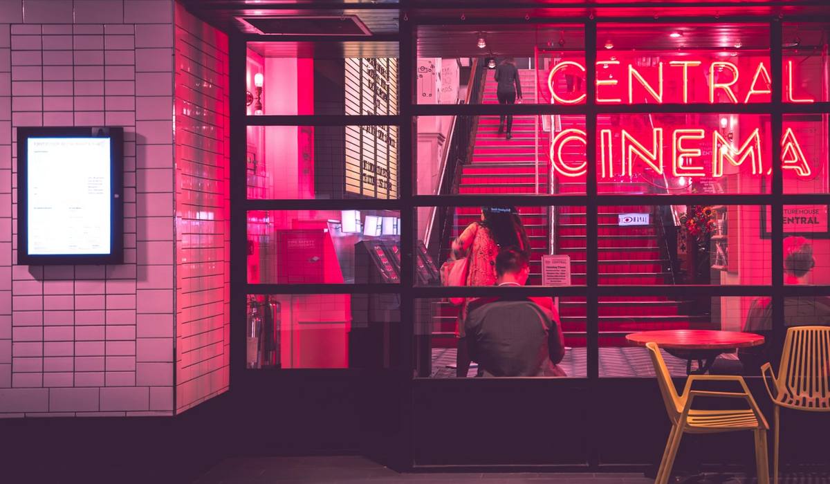 Entrada iluminada de um cinema